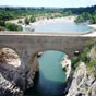 Nous franchissons le Pont du Diable. Le pont (un des plus anciens ponts romans de France) doit son nom à une ancienne légende qui prétendait que lors de la construction du pont, le diable venait défaire chaque nuit ce que les hommes construisaient durant 